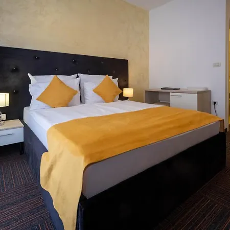 Hotel Bor 3*